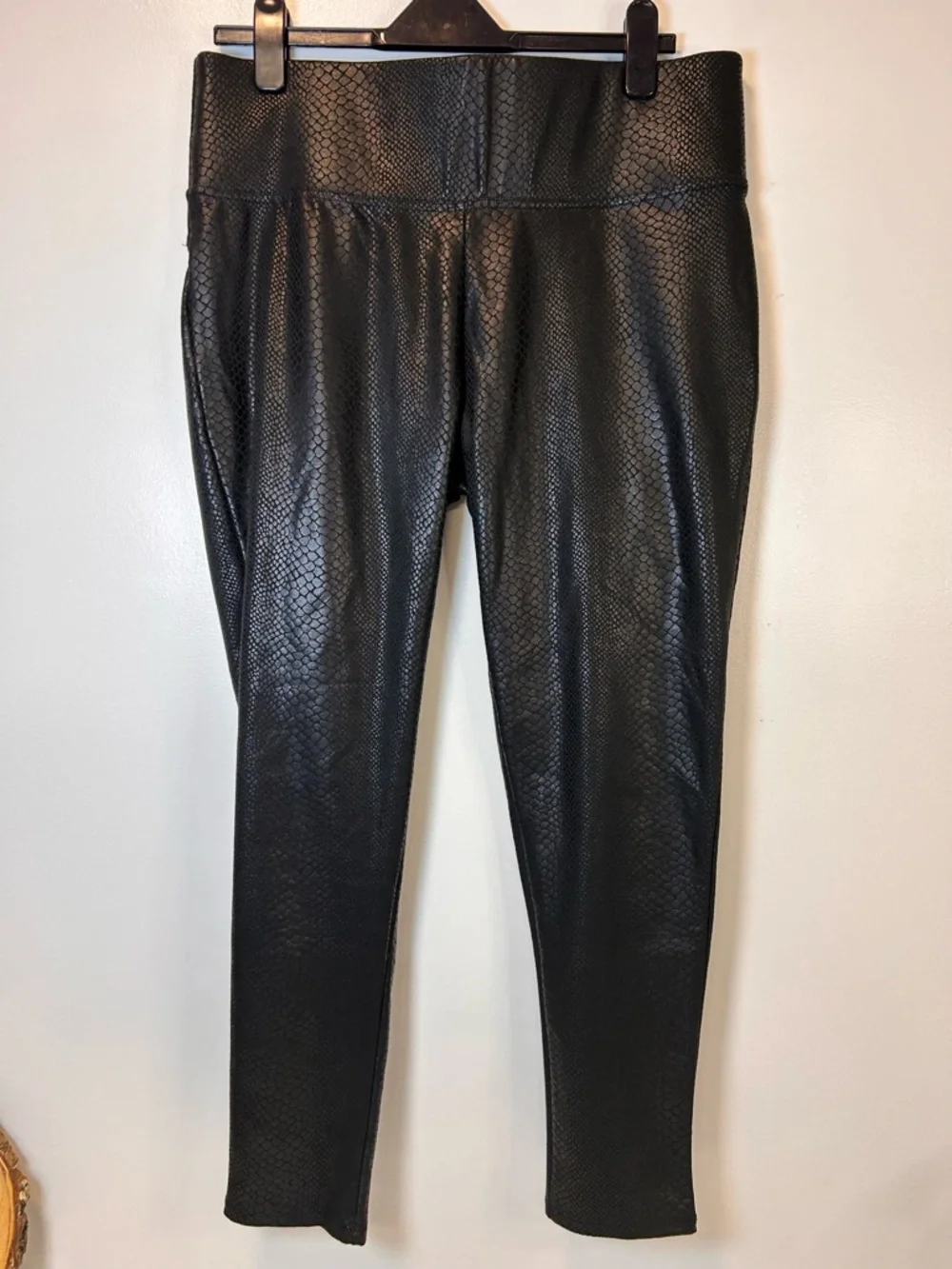 Vince Camuto black snakeskin embossed faux‎ leather leggings Women’s Large
